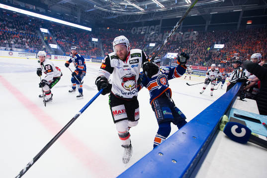 Malmö Redhawks Frederik Storm tacklar en Växjöspelare