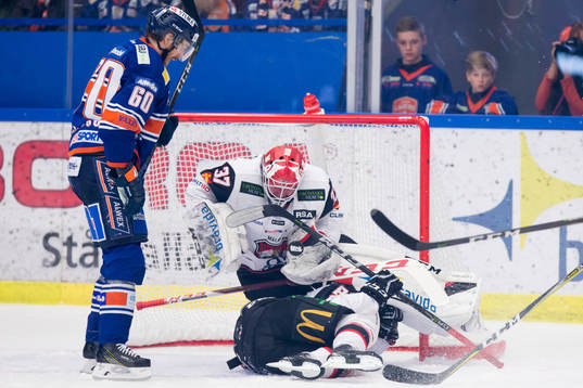 Malmö Redhawks målvakt Jonas Gunnarsson räddar