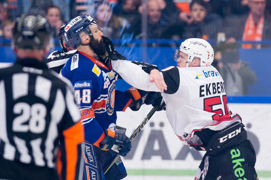 Växjös Daniel Rahimi i gruff med Malmö Redhawks Tobias