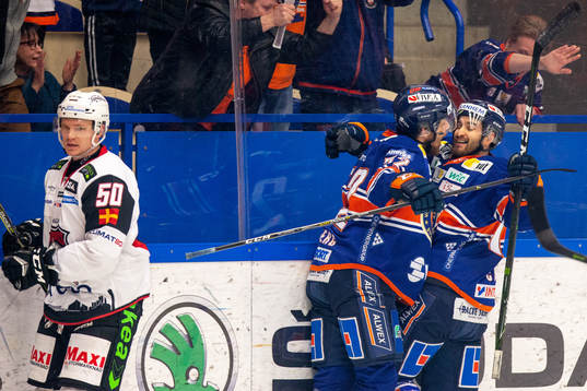 Växjös Andrew Calof jublar med lagkamrater