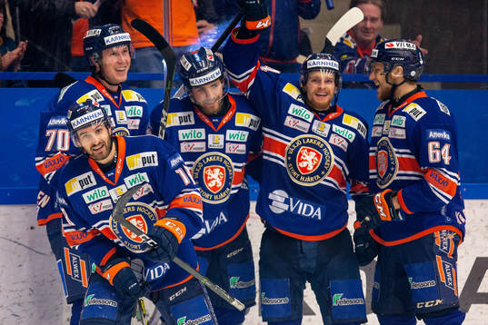 Växjös v18+jublar med lagkamrater