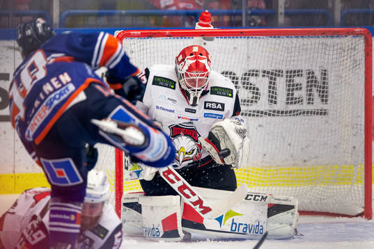 Växjös Tuomas Kiiskinen och Malmö Redhawks målvakt