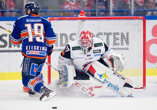 Växjös Tuomas Kiiskinen stoppas av Malmö Redhawks
