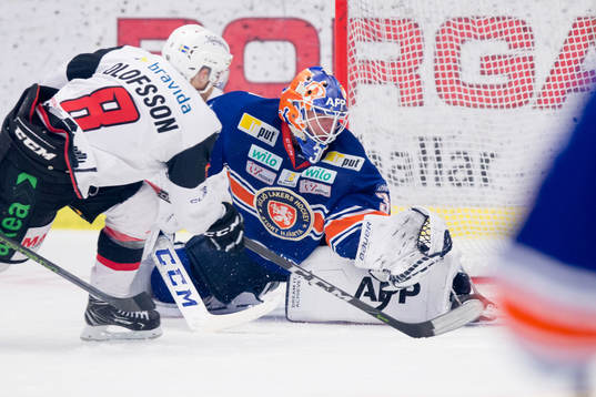 Malmö Redhawks Johan Olofsson stoppas av Växjös målvakt