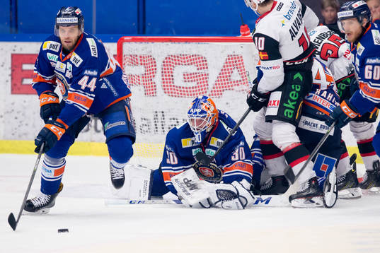 Växjös Peter Andersson och målvakt Viktor Fasth