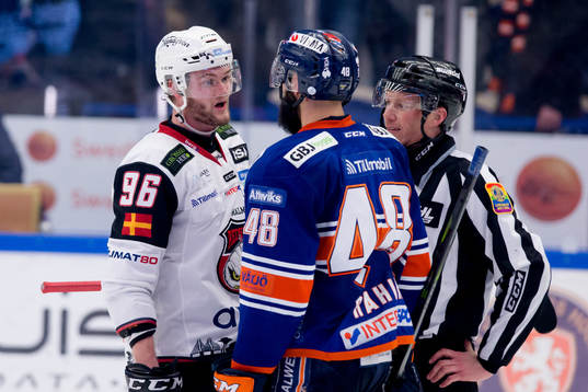 Malmö Redhawks Kim Rosdahl i gruff med Växjös Daniel