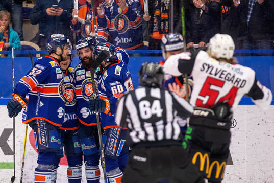 Växjös Linus Fröberg jublar med lagkamrater