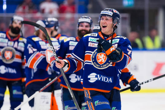 Växjös Dennis Rasmussen jublar