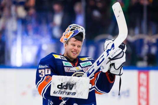 Växjös målvakt Viktor Fasth jublar