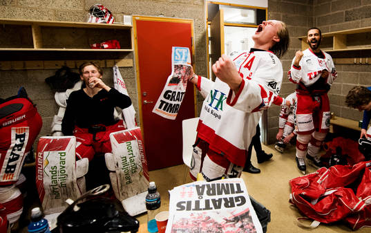 Timrås Erik Karlsson jublar i omklädningsrummet