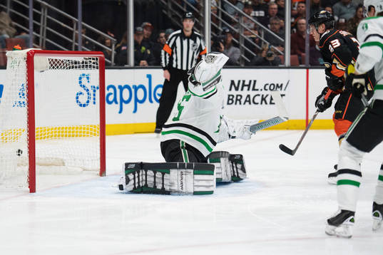 Ducks Jakob Silfverberg skjuter in 1-0 bakom Stars målvakt