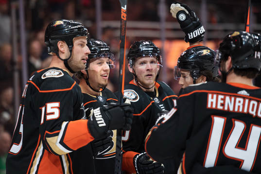 Ducks Rickard Rakell jublar med lagkamrater
