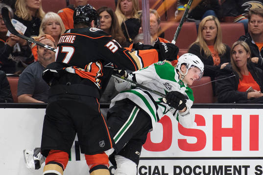 Ducks Nick Ritchie tacklar Stars John Klingberg