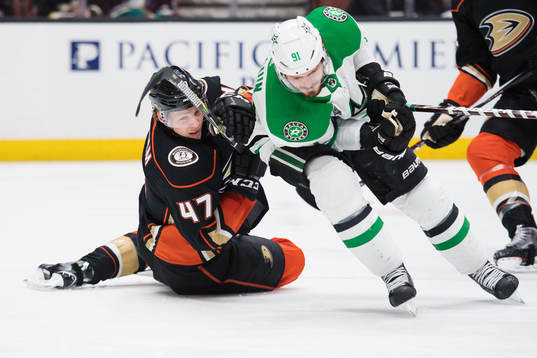 Ducks Hampus Lindholm och Stars Tyler Seguin