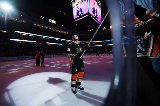Ducks Francois Beauchemin kastar sin klubba till publiken
