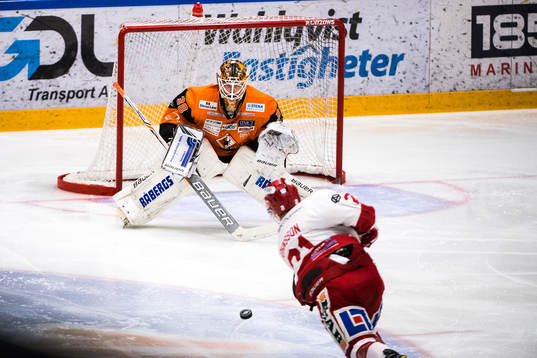 Timrås Johan Johnsson med skott på Karlskronas målvakt