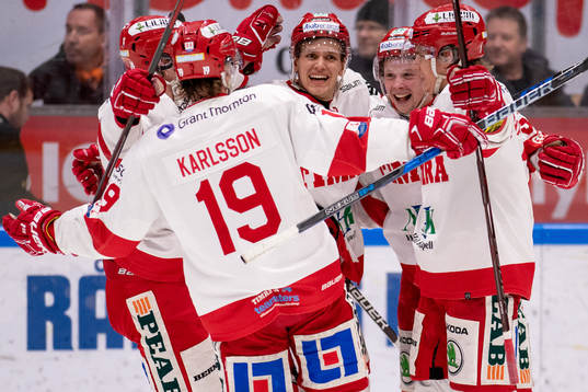 Timrås Jonathan Dahlen jublar med lagkamrater
