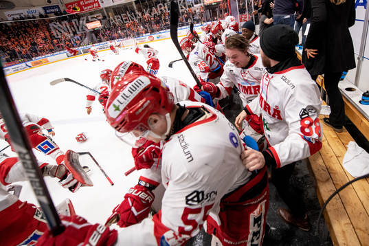 Jonathan Dahlen och hela båset i Timrå jublar