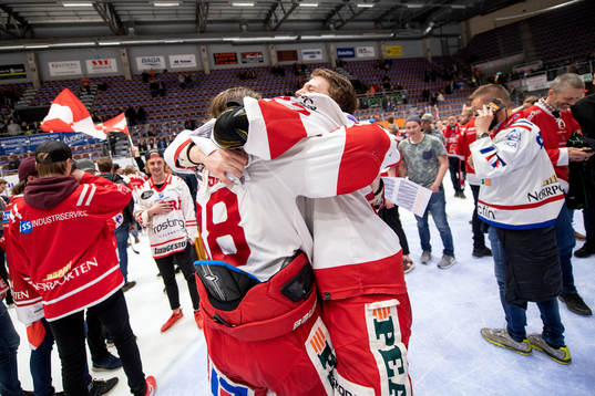 Timrås Jacob Olofsson och Johannes Kinnvall jublar