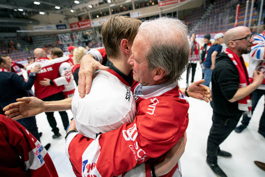 Timrås Vilmos Gallo kramas om