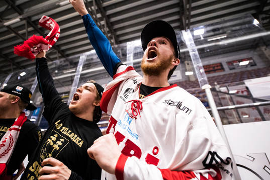 Timrås målvakt Henrik Haukeland  jublar