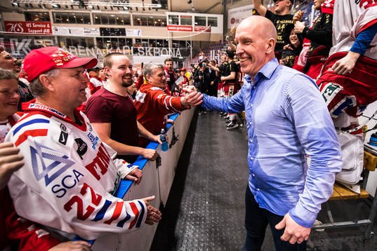 Timrås tränare Fredrik Andersson jublar