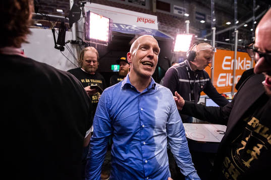 Timrås tränare Fredrik Andersson jublar