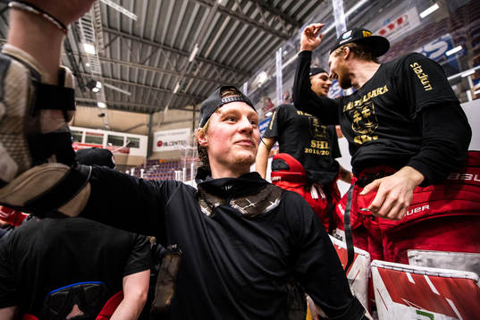 Timrå jublar ishockeymatchen i direktkval till SHL mellan