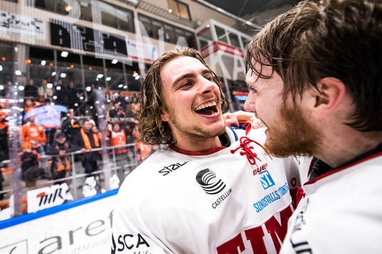 Timrås Jacob Olofsson  och målvakt Henrik Haukeland jublar