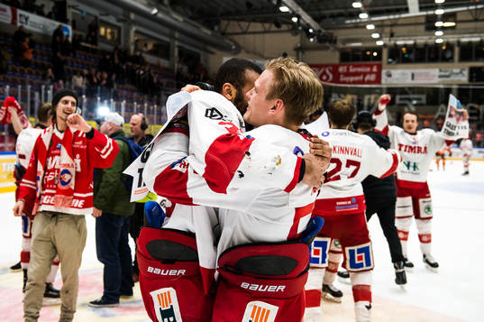 Timrås Anton Wedin  och Jeremy Boyce-Rotevall jublar