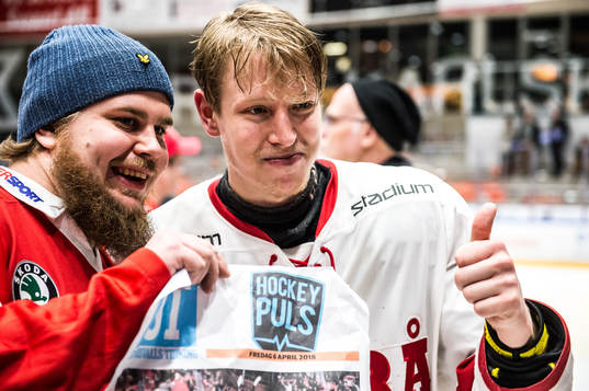 Timrås Vilmos Gallo jublar med supporter  ishockeymatchen