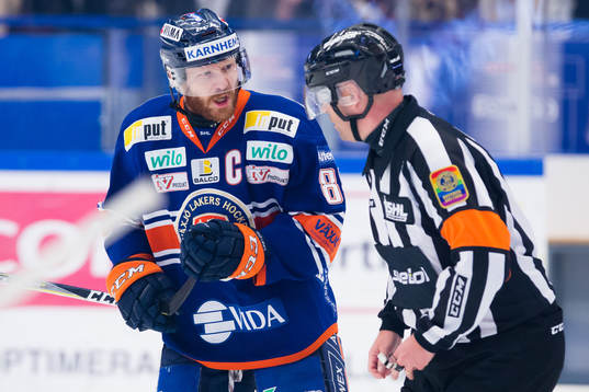 Växjös Liam Reddox i snack med Domare Sören Persson