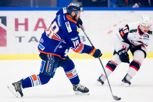 Växjös Andrew Calof skjuter