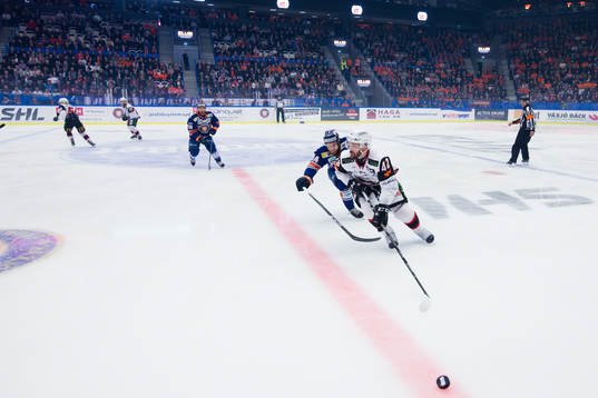 Växjös Brendan Shinnimin mot Malmö Redhawks Niklas Arell