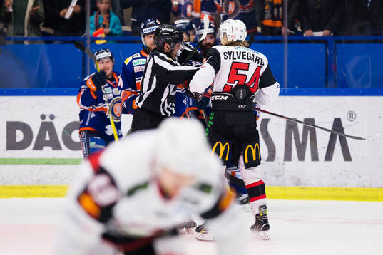 Malmö Redhawks Marcus Sylvegård i gruff med en