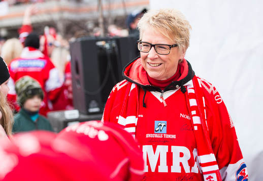 Timrås kommunalråd Ewa Lindstrand när Timrå hyllas på