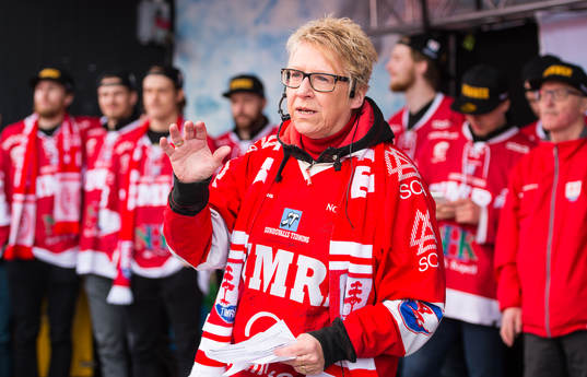 Timrås kommunalråd Ewa Lindstrand när Timrå hyllas på