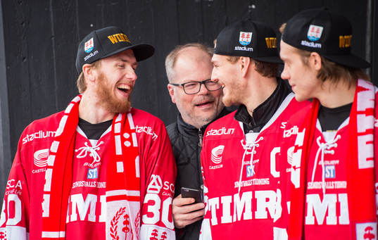 Timrås målvakt Henrik Haukeland skrattar