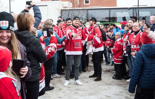 Timrå spelarna anländer när Timrå hyllas på torget i