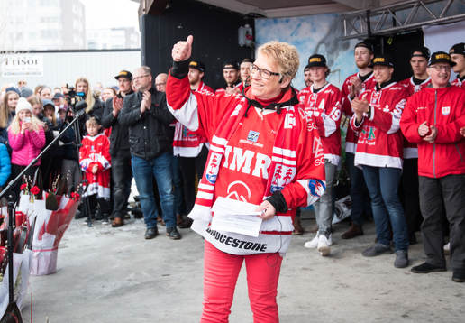 Timrås kommunalråd Ewa Lindstrand tar emot jubel från