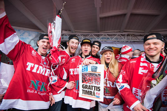 Timrå spelarna jublar när Timrå hyllas på torget i