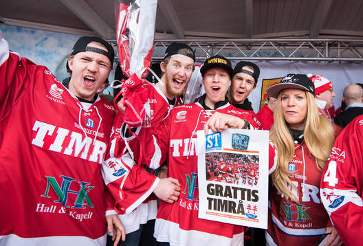 Timrå spelarna jublar när Timrå hyllas på torget i