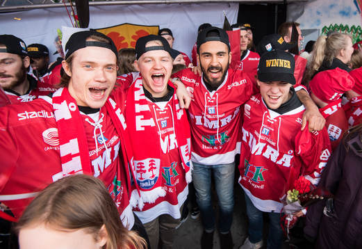 Timrå spelarna jublar när Timrå hyllas på torget i