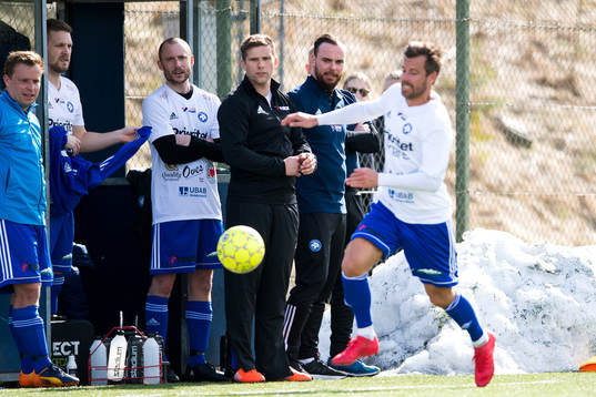 Öjersjös spelande tränare Anders Svensson ser på Pontus
