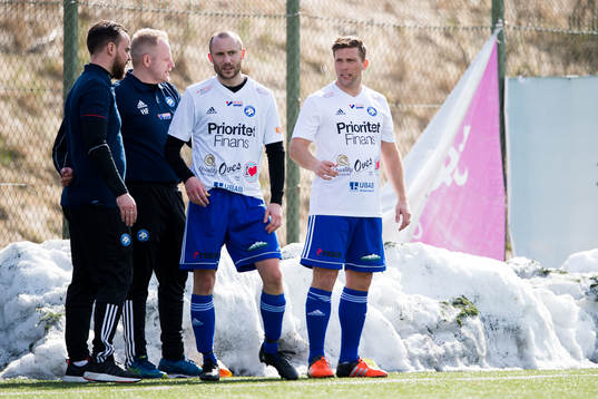 Öjersjös tränare Anders Svensson på väg att byta in