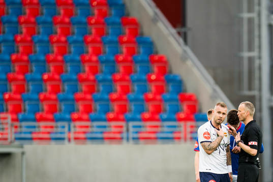 Marcus Pedersen of Strømsgodset and Tommy Skjerven, referee