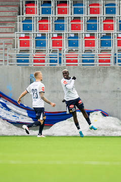 Tokmac Nguen of Strømsgodset celebrates 2-1 with his