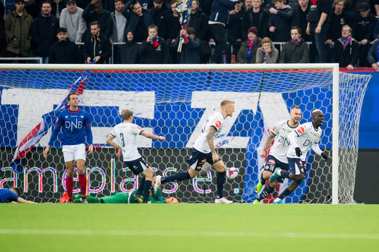 Tokmac Nguen of Strømsgodset celebrates 2-1 with his