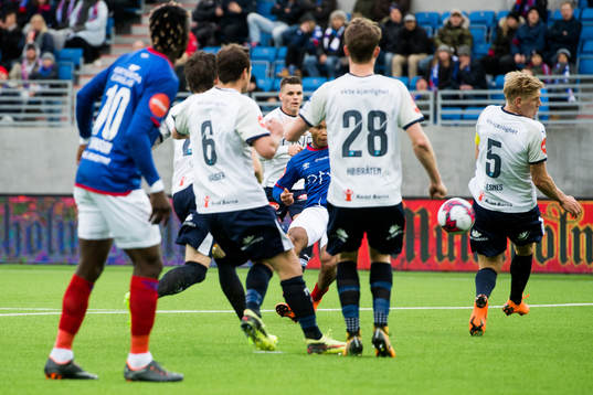 Chidera Ejuke of Vålerenga scores 1-1