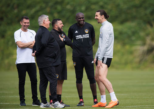 Zlatan Ibrahimovic skrattar ihop med ledare